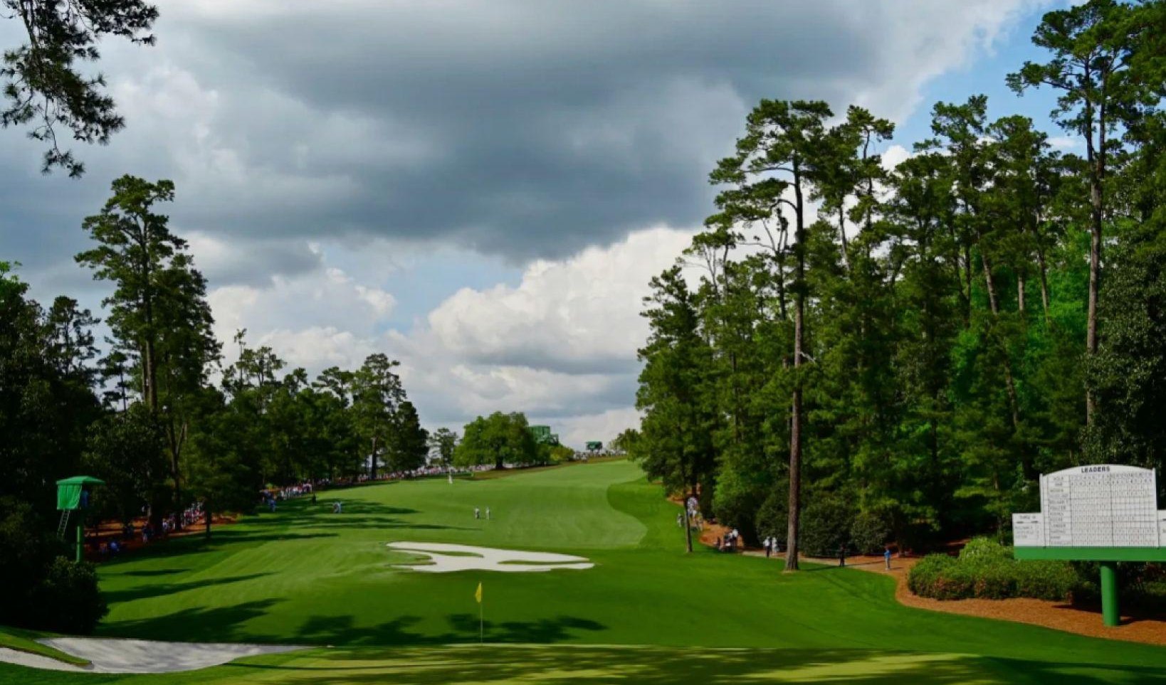 Hoyo de Augusta National con galería y marcador