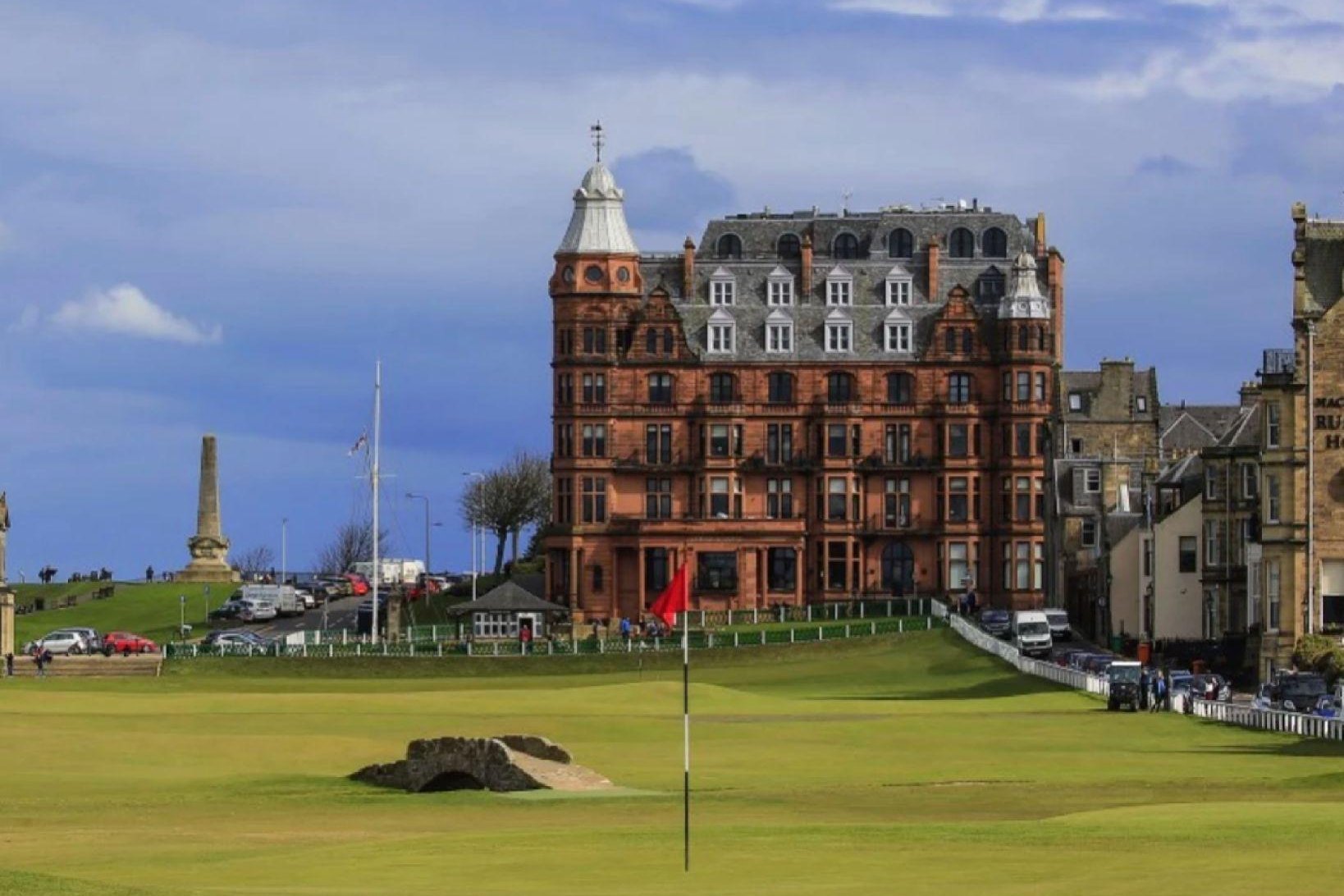 Old Course de St Andrews con el Hamilton Grand al fondo